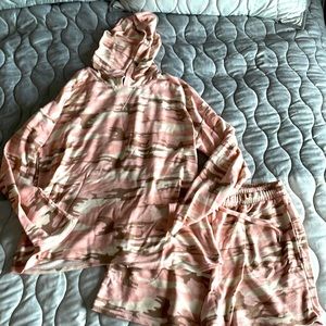 Womens Pink Camo Pajamas Size M with Shorts and Hoodie